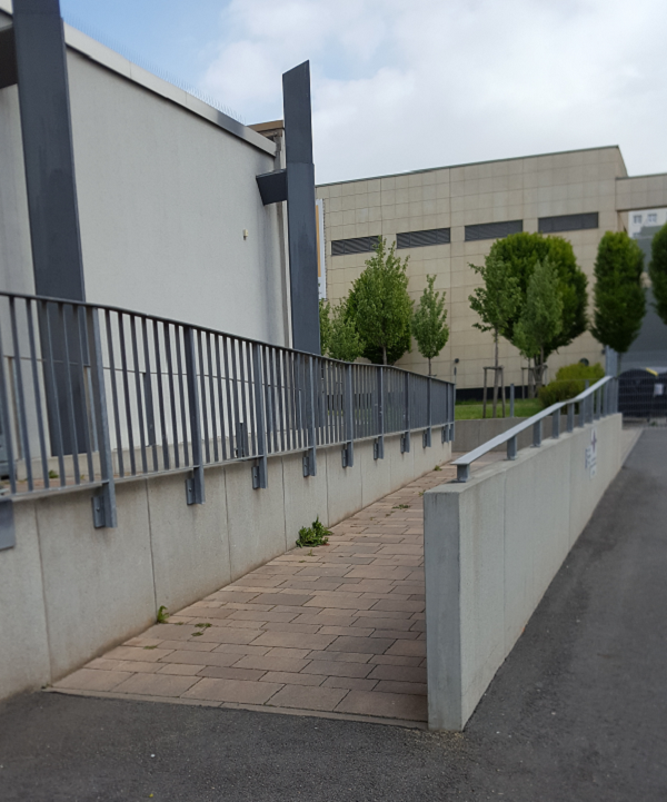 Foto: Auf dem Foto ist eine Rollstuhlrampe an einem Wohngebäude abgebildet.