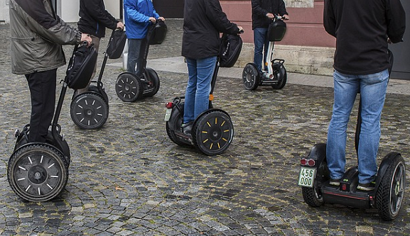 Foto: Auf dem Foto ist eine Gruppe von Segwayfahrern zu sehen.