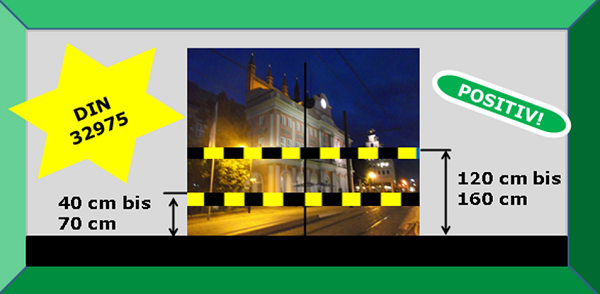 Bildbeschreibung: Das Bild 3 zeigt den Blick auf das nächtlich angeleuchtete Rostocker Rathaus durch eine Glastür mit visueller Kennzeichnung. Ende der Bildbeschreibung. 
