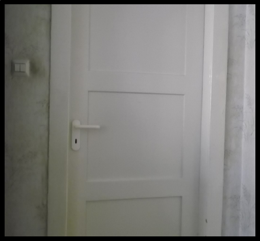 Bildbeschreibung: Das Bild zeigt eine weiße Zimmertür mit einer weißen Türklinke, die sich nicht farblich von der Wand abhebt. Ende der Bildbeschreibung.