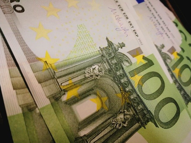 Bildbeschreibung: Auf dem Bild sind mehrere schräg übereinander liegende grüne einhundert Euroscheine abgebildet. Ende der Bildbeschreibung.
