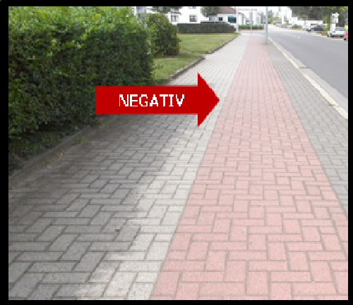 Bildbeschreibung: Auf dem Bild 10 verläuft unmittelbar neben dem Fußweg ein höhenniveaugleicher Radweg. Beide Wege haben eine fugenarme Pflasterung. Der Radweg unterscheidet sich lediglich durch seine rote Farbgebung vom grauen Gehweg. Ende der Bildbeschreibung. 