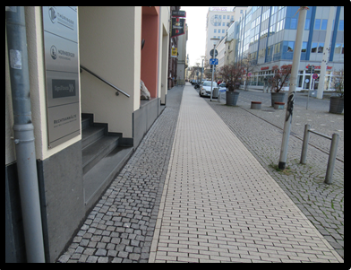 Bild 5 zeigt den Blick entlang eines Gehweges.