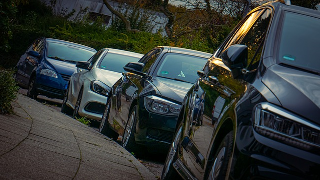 Bild 1 zeigt die Trennung von Bürgersteig und Straße, wo Autos am Rand parken, durch eine Bordsteinkante.