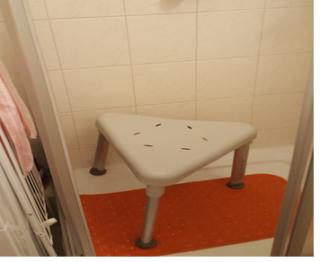 Das Bild 5 zeigt einen in der Dusche stehenden Hocker.
