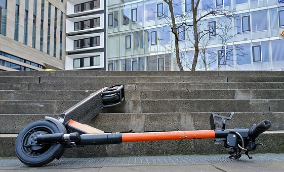Bild 3 zeigt einen E-Scooter, der auf einer Treppe liegt.