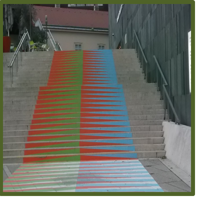 Bild 3 zeigt eine Setzstufengestaltung mit Dreieckpaaren in den Farbkombinationen rot/grün und rot/blau. 