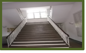 Bild 4 zeigt eine Stufenmarkierung der ersten drei und letzten drei Stufen eines Treppenlaufs. 
