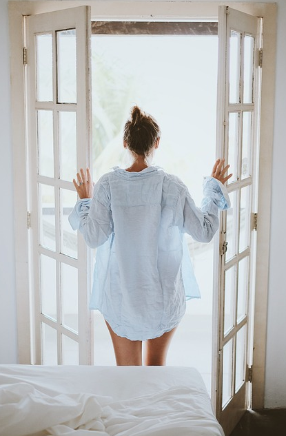 Auf Bild 2 ist eine Frau abgebildet, die ihr Schlafzimmerfenster öffnet. 