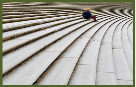 Bild 1 zeigt eine Treppe mit zahlreichen Stufen ohne Zwischenpodest. 