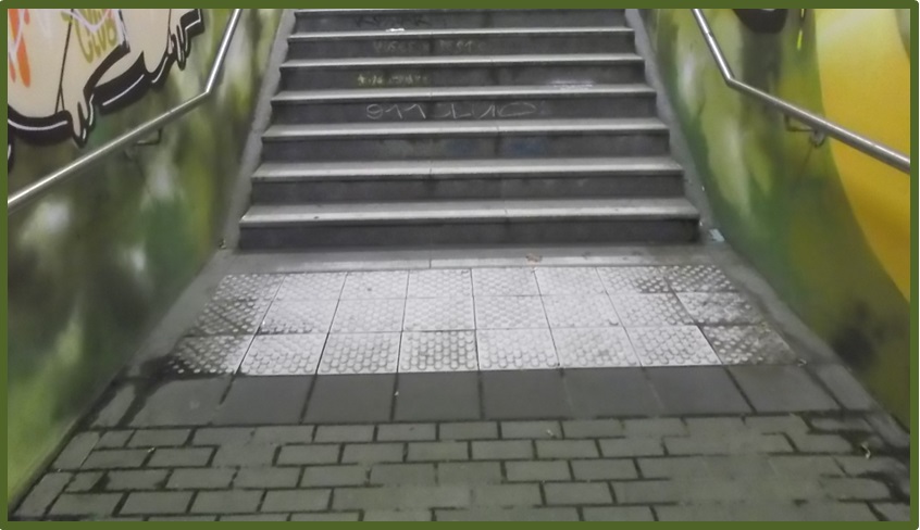 Bild 1 zeigt ein Aufmerksamkeitsfeld vor der unteren Setzstufe einer Treppe.