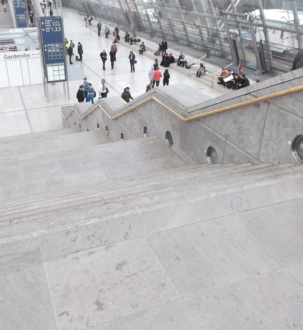 Bild 2 zeigt eine Treppe ohne visuelle Orientierungshilfe.