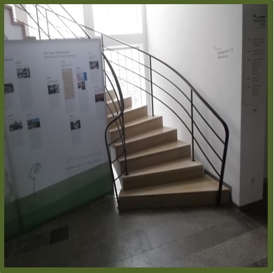 Bild 5 zeigt eine Wendeltreppe ohne taktile und visuelle Orientierungshilfe. 