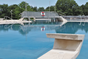 Bild 3: Schwimmbecken mit Startblock im Bildvordergrund