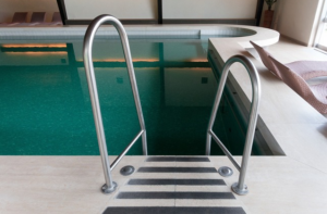 Bild 5: Zugang zu einem Schwimmbecken über eine Treppe, mit sich davor befindlichen rutschhemmenden Fließen.