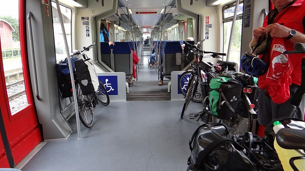 Bild 1: Im Nahverkehrszug befinden sich in Türnähe und Gang Haltestangen aus Edelstahl, sowie Fahrräder rechts und links im Abstellbereich des Ganges. 