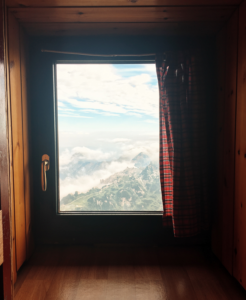Bild 3 zeigt ein Holzfenster mit einem leicht zu öffnenden Fenstergriff. 