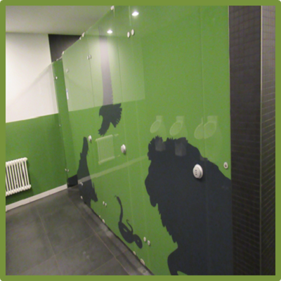 Bild 2: Rahmenlose hellgrüne Türen mit aufgedruckten schwarzen Tiermotiven 