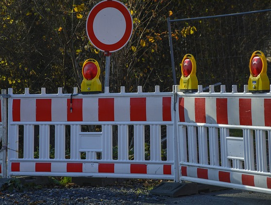 Bild 1: Abgesicherte Baustelle mit rot-weiss-schraffiertem Absperrschrankengitter