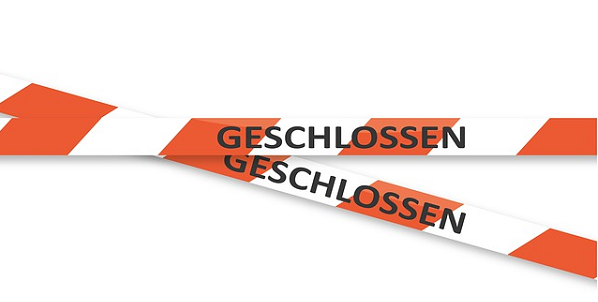 Bild 2: rot-weiß schraffiertes Warnband, auf dem mit schwarzer Schrift "geschlossen" darauf steht 