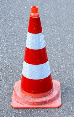 Bild 5: rot-weiß gestreifter Leitkegel