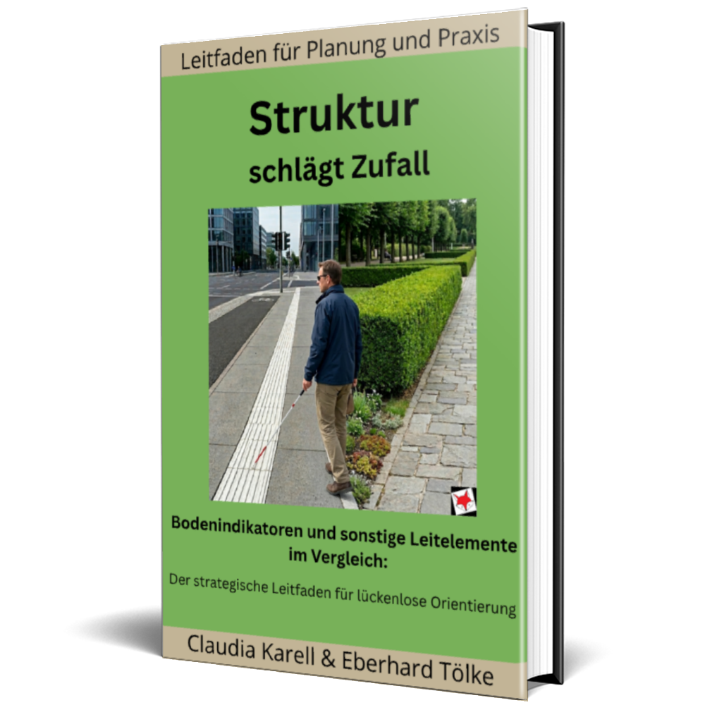Titel: Struktur schlägt Zufall - Bodenindikatoren und sonstige Leitelemente im Vergleich, Bild: Ein Mann mit Blindenlangstock steht auf einem Gehweg neben einer Straße links mit Kreuzung und Gebäuden im Hintergrund. Er orientiert sich an einem weißen taktilen Leitstreifen, der gerade entlang des Fußwegs verläuft. Rechts neben ihm befindet sich ein gepflegter Grünstreifen mit Hecken auf der linken Seite. 